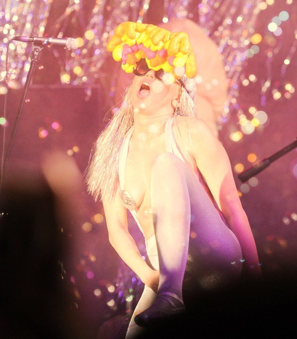 Miley Cyrus masturbbuje na pódiu